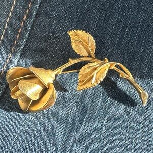 Pastelli Vintage Etched Gold Tone Rose Floral Leaves Brooch